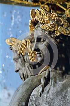 Statue faces in a fountain in place de la Concorde