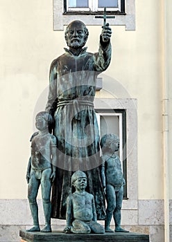 Estatua de de acuerdo escultor sobre el en Lisboa 