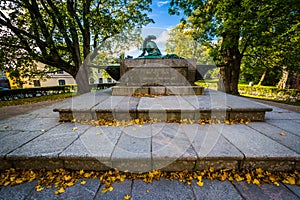 Statue of Field Marshal Augustin EhrensvÃ¤rd's grave at Suomenli