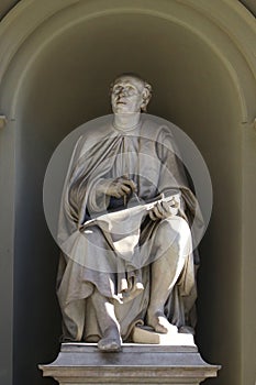 Statue of Filippo Brunelleschi while looking at the dome of the cathedral, Florence, Italy