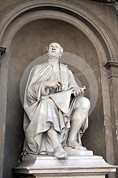 Statue of Filippo Brunelleschi by Luigi Pampaloni.