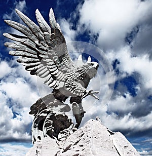 Statue of fish hunting eagle