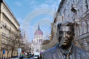 Statue of the former U.S. President Ronald Reagan on the background of Hungarian Parliament Building.