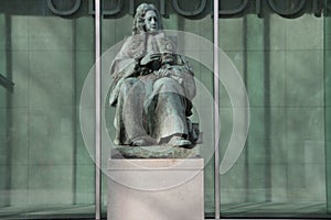 Statue in front of the Supreme Court of the Netherlands of a lawyer from the past named Cornelis van Bijnkershoek