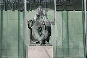 Statue in front of the Supreme Court of the Netherlands of a lawyer from the past named Johannes Voet