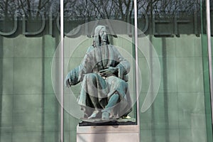 Statue in front of the Supreme Court of the Netherlands of a lawyer from the past named Ulricus Huber
