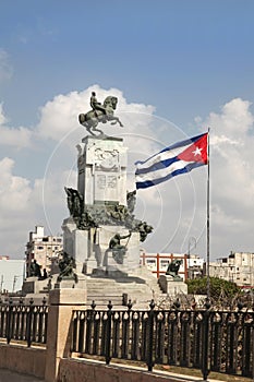 Statue of General MÃ¡ximo GÃ³mez with the Cuban flag flying, Havana, Cuba