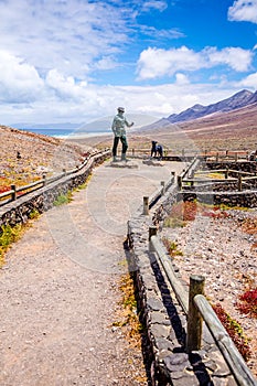 Statue of Gustav Winter with his dog with JandÃ­a natural park in background