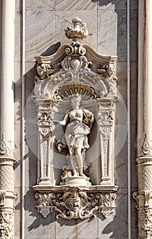 Socha z polovina nahý ženy v ornamentální fasáda z budova 
