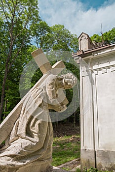 Statue of jesus christ bearing cross