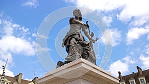 Estatua de de arco sobre el soleado 