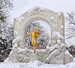 Statue of Johann Strauss in Vienna Stadtpark photo