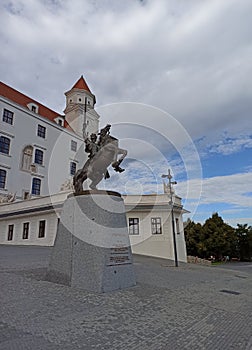 Socha kráľa Svätopluka pred Bratislavským hradom