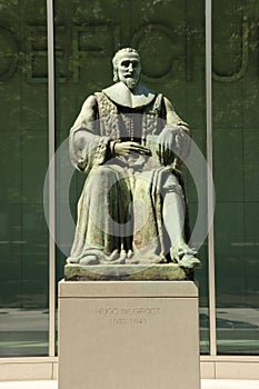 Statue on the Korte Voorhout in memory of the six most famous jurists