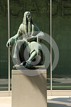 Statue on the Korte Voorhout in memory of the six most famous jurists