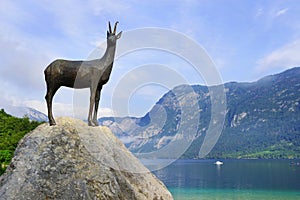 Estatua de legendario gamuza sobre el costa de Eslovenia 