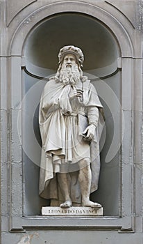 Statue of Leonardo da Vinci in Florence