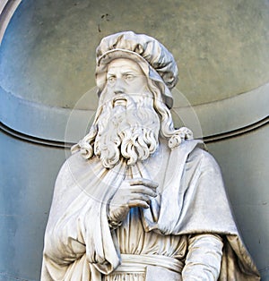 Statue of Leonardo da Vinci, Florence