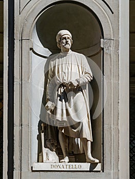 The statue of Leonardo Da Vinci outside the Uffizi colonnade in Florence. Sculpted by Luigi Pampaloni, 1842 photo