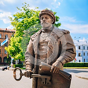 Statue of the Mayor with the key and a royal