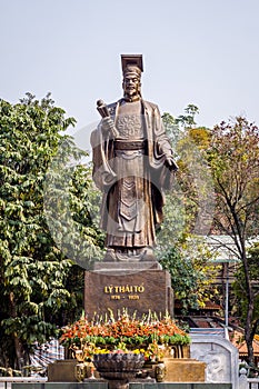 Statue of Old king