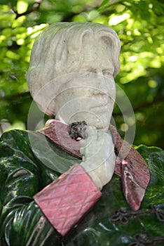 Statue of Oscar Wilde photo