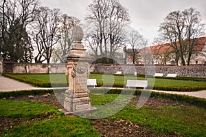 Socha v parku u zámku Červený Kámen