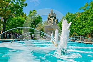 Socha Pavla Orszagha Hviezdoslava s fontánou v hlavním městě Slovenska Bratislavě...OBRAZ