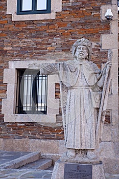 Statue of pilgrimn in Portomarin, photo