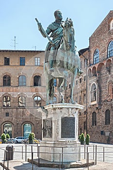 Statue of the rider Cosimo i De Medici photo