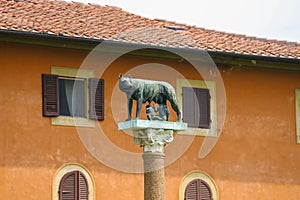 Statue of Romulus, Remus and Capitoline wolf in Pisa