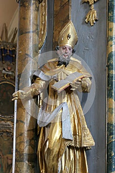 Estatua de santo sobre el coronación de virgen en iglesia de en Croacia 