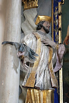 Estatua de santo sobre el de bautista en iglesia de santo en Croacia 