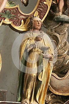 Estatua de santo sobre el principal en iglesia de en Croacia 