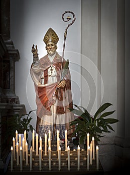 Día de San Valentín. estatua de santo en italiano la ciudad de pescador 