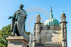 The statue scene of King George IV in front of the entrance of Brighton Pavilion near by the