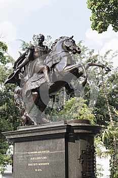 Statue simon bolivar photo