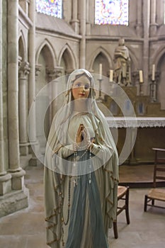 A statue of the Virgin Mary who praying