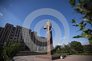 Statue of vladimir lenin outside the parliament, tiraspol, transnistria