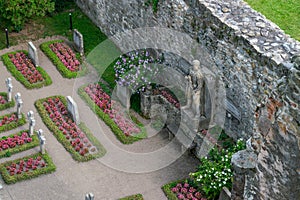 A statue of a warrior sorounded by flowers