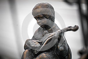 Statues of children playing musical instruments