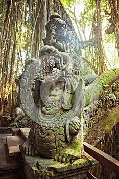 Statues and demons, gods and Balinese mythological deities on br