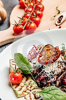 Brocheta rebanado ensalada a la parrilla verduras nueces salsa a parmesano. italiano La cocina. formato publicitario destinado principalmente a su uso en sitios web, receta el lugar 