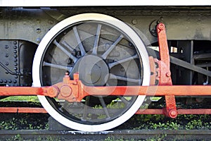 Steam locomotive wheel and mechanisms