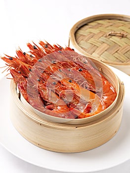 Steam prawns in bamboo steamer