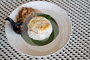 Steam rice with fried egg and stir-fried pork with garlic