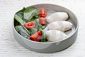 Steamed cutlets of three kinds of white meat with fresh spinach and tomatoes