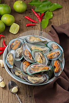 Steamed mussels with spicy seafood dipping sauce