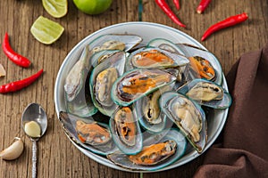 Steamed mussels with spicy seafood dipping sauce