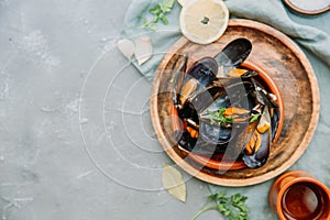 Steamed mussels in white wine sauce.
